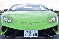 レーシーなエアロパーツが特徴の「ペルフォルマンテ」。フロントスポイラーの中央部には、電動モーターで開閉するフラップが備わっている。