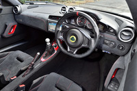 走るための機能だけが集約されたシンプルなインテリア。今回の試乗車には、クラリオン製のナビがオプション装着されていた。