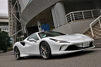 ルーフまわりの堅牢(けんろう)性や遮音性は特筆に値するもので、クローズド時の快適性は「F8トリブート」と比べてもそん色がない。