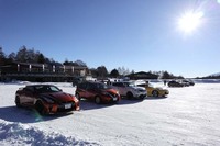 氷上のハンドリングコース走行用に用意された4台。写真手前から「GT-Rプレミアムエディション」「ノートe-POWER X」「ジュークNISMO RS」「フェアレディZバージョンST」。