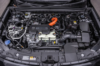 発電機として用いられる「8C」型1ローターエンジンの排気量は830cc。エンジン単体で最高出力71PS/4500rpm、最大トルク112N・m/4500rpmを発生する。