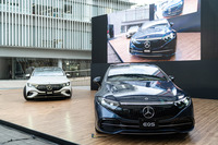 2022年9月に上陸した「EQS」(写真手前)と「EQE」(同奥)。両モデルともメルセデス初となる電動車専用のプラットフォーム「EVA(エレクトリック・ビークル・アーキテクチャー)」が用いられている。