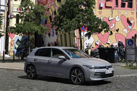 フォルクスワーゲンは2024年1月24日に8代目「ゴルフ」のマイナーチェンジモデルを発表した。マイチェン後の最新モデルは“ゴルフ8.5”とも呼ばれ、高効率を追求した駆動システムや、次世代インフォテインメントシステムの採用などが特徴とされている。