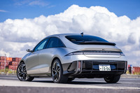 流線形のスタイリングが特徴となる「アイオニック6」。0.21を誇る空気抵抗係数=Cd値は、リアスポイラーやフロントアクティブエアフラップ、ホイールハウスのエアカーテン、ホイールギャップリデューサー、ホイールディフレクターなどの高度な空力ソリューションによって支えられているという。