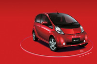 2009年に世界初の量産型電気自動車としてデビューした「三菱i-MiEV」。「iPhone」よりも発売が後ということに驚く。