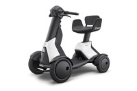 2025年8月に発表されたダイハツの新型歩行領域モビリティー「e-SNEAKER(eスニーカー)」。スタイリッシュでスッキリとした印象だが、そのデザインはこれまでのシニアカーの延長線上にあるといえる。