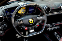 ステアリングもよりスポーティーなデザインに改められた。左下にある赤いボタンがエンジンスターター。