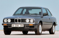 「BMW 318i 2ドア」。2代目「3シリーズ」(E30)は1982年に先代同様に2ドアセダンのみでデビューし、翌1983年に4ドアセダンが追加された。