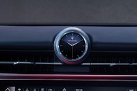 インストゥルメントパネル中央のクロックも液晶表示。Gメーターのほか、さまざまな車両情報が表示できる。