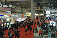 2015年の東京モーターショーの様子。「レクサスLC」のベースとなったコンセプトモデル「LF-LC」や「ポルシェ・マカンGTS」などが初公開された。