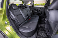 後席の背もたれにはリクライニング機能や60:40分割可倒機構が備わっている。カップホルダーが2個内蔵されるセンターのアームレストもセットオプションに含まれるアイテム。