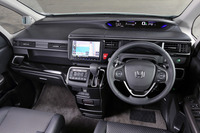 「ステップワゴン モデューロX」のインストゥルメントパネルまわり。9インチの大型ナビや、本革巻きのステアリングホイールとシフトセレクター、ピアノブラック調のダッシュボードパネルが目を引く。