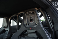 ヘッドレストのクッションは脱着可能。ヘルメット装着時の収まりのよさを考慮している。