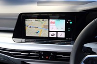 10インチのタッチスクリーンは全車に標準装備。ナビはオプションだが「Apple Carplay」などが使える。画面の基部にはタッチスライダーが備わっており、エアコンの温度設定やオーディオのボリューム操作が可能。