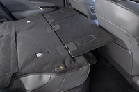 「クラウン エステート」ならではの装備がこのラゲッジ拡張ボードだ。後席の背もたれ背面に搭載されており、シート格納時に展開すると後席足元の空間を埋められる。耐荷重は20kgしかないが、スキーなどの先端が載るくらいなら問題はないはずだ。