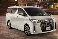 2021年の登録車販売台数3位は「トヨタ・アルファード」。359万7000円~775万2000円という高額車にもかかわらず、「カローラ」(4位)よりも売れているというから驚く。