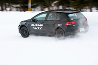 ワインディング路を走行する、「ブリザックVRX2」を装着した「フォルクスワーゲン・ゴルフ」。