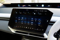 「パノラミックiDrive」のカスタマイズ画面。上部の現在表示中の項目を消して、下部に並んだアイコンから好みのものを選んでドラッグすればいい。BMWのアートカー(全5モデル)を全部並べることもできる