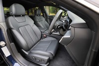 パルコナレザーのスポーツシートは「Sラインパッケージ」に含まれている。バックレストには「S」ロゴのエンボス加工が施される。