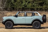 ルーフをすべて取り外すと、上部にはロールケージのみが残される。