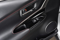 ピアノブラックのスイッチベースをあしらったドアパネル。レッドステッチ入りの内張りも特徴のひとつ。