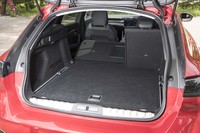 ラゲッジスペースの容量は5人乗車時が530リッターで、リアシートの背もたれを倒した場合が1780リッター。開口部は5ドアハッチバック車よりも30mm低く、24mm幅広くなっている。