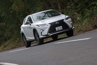 レクサス独自の「スピンドルグリル」が目を引く。