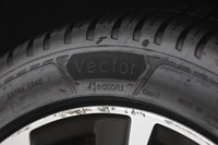 グッドイヤーの「ベクター4シーズンズGEN-3」およびSUV向けの「ベクター4シーズンズGEN-3 SUV」は、2022年8月に発売された。“グッドイヤー史上最高のプレミアムオールシーズンタイヤ”で、既存のモデルに対しスノー性能やウエット性能はもちろんのこと、静粛性やロングライフに至るまで、すべての性能を向上させたと紹介される。