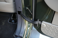 相変わらずのストラップによるドア開口角の調整。ヒンジはもちろん伝統の外付けタイプだ。