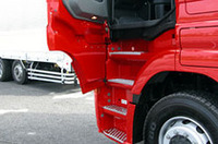 乗降のためのステップは4段。車内のフロアは、身長170cmの『webCG』記者の目線より上にあった。乗り降りには、ちょっとした力が必要。
ちなみに左右ドアの後方には大型の収納スペースがあり、車内外から出し入れができるという。