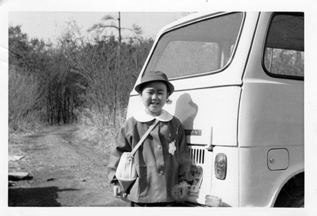 女房の実家の写真箱から。幼稚園入園とともにやってきたという2代目「スバル・サンバー」(1967年)。