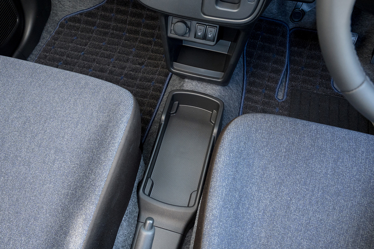 前席の中央にはボックスティッシュがピタリと収まるフレームが用意されている。