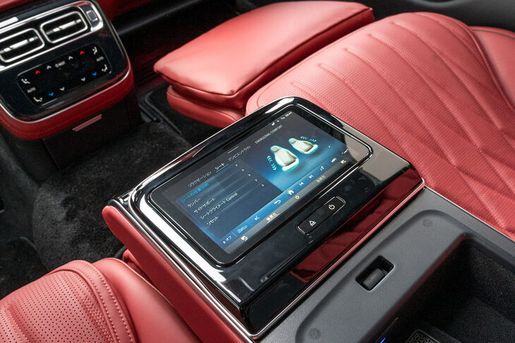 「リアコンフォートパッケージ」に含まれる「MBUXリアタブレット」。取り外しができ、マッサージ機能や照明など、さまざまな機能の操作が可能となっている。