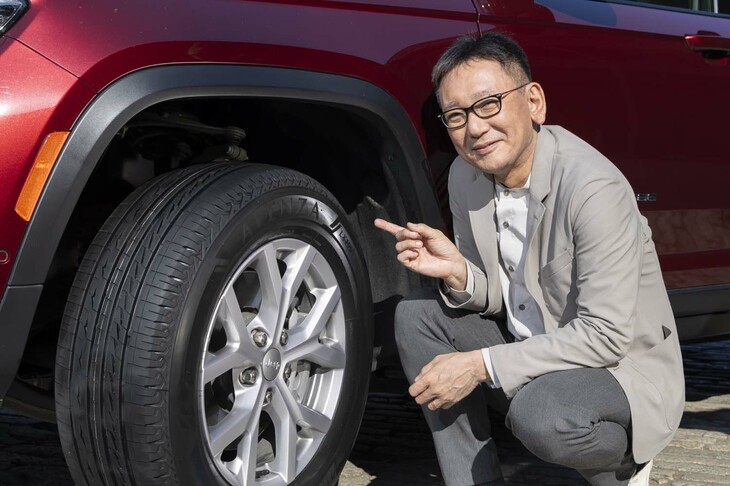 自動車ジャーナリストの橋本洋平氏。各媒体での執筆活動に加え、ドライビングレッスンのインストラクターを務めたり、レース活動にいそしんだりと、幅広く活躍している人物だ。クルマだけでなくタイヤの批評も得意とし、その特徴をわかりやすく伝えることを心がけている。