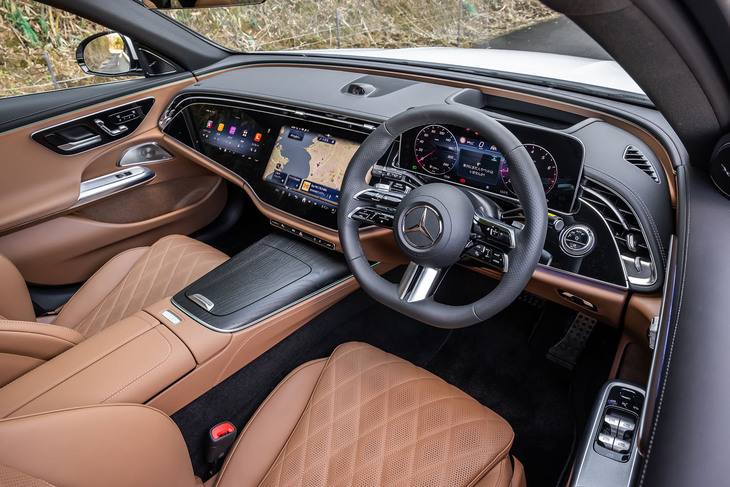 ガラスでダッシュボードを覆う「MBUXスーパースクリーン」は、40万4000円の「デジタルインテリアパッケージ」に含まれるオプションアイテム。BEVの「EQS」などに備わる「MBUXハイパースクリーン」とはデザインや仕様が異なる。