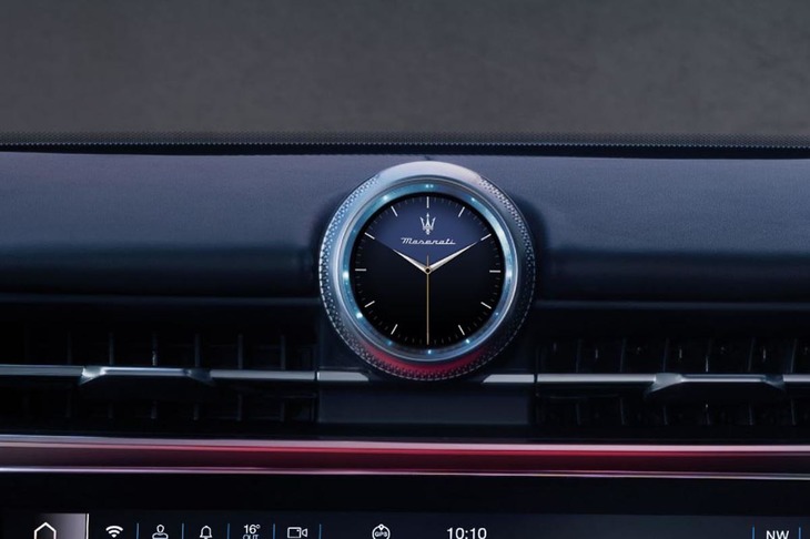 インストゥルメントパネル中央のクロックも液晶表示。Gメーターのほか、さまざまな車両情報が表示できる。