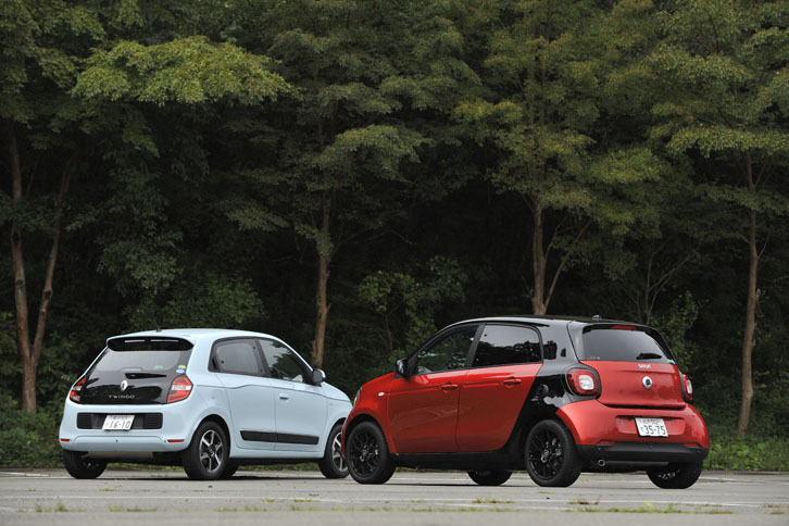 「トゥインゴ」の車重は1010kg(前460kg+後ろ550kg)で前後の重量配分は45.5:54.5。対する「スマート」は1060kg(前470kg+後ろ590kg)で重量配分は44.3:55.7(車検証記載値による)。