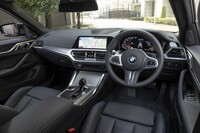 センターコンソールが運転席側に向けられた“ドライバーオリエンテッド”なコックピット。日本仕様車のハンドル位置は右のみとなる。