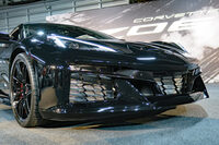 あけすけなほどに巨大なエアインテークが目を引く「Z06」のフロントフェイシア。左右に加え、中央にもラジエーターが装備された。