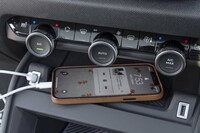 エアコンの操作パネルの下にはスマートフォンを置けるスペースをレイアウト。その左右にUSBポートが用意されており、左のタイプCポートが「Apple CarPlay」と「Android Auto」対応で、右のタイプAは充電専用。