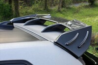 ラリーマシンをほうふつさせるアグレッシブな造形のリアウイング。今回の試乗車のように、空力パーツはカーボン製とすることも可能だ。