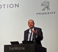 新型「508」の発表会で、プジョーのいまについて語るアンパラト氏。同ブランドは2018年に、世界で前年比2.4%増しとなる174万0283台を販売。その好調ぶりがアピールされる。