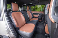 サイドサポート部分が張り出すセパレート風のデザインを、両側に採用した「オクタ」専用デザインの後席。背もたれには40:20:40の分割可倒機構が備わっており、積載する荷物や乗員数によって多彩なシートアレンジが可能だ。