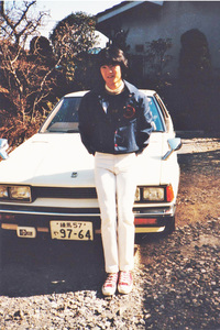 「日産ガゼール ハードトップ」(S110型)と19歳の筆者。