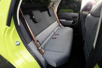 「ホンダe」のリアシート。空間的には“必要十分”といった感じだが、リアドアがあるので乗降性は良好。サイドウィンドウは開閉するし、USBジャックも2つ設けられている。