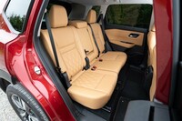 後席は60:40分割で背もたれのリクライニングと座面のスライドが可能。中間グレード「X」では3列シート仕様も選べる。