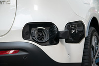 「EQC」は、AC200Vの普通充電とCHAdeMO規格の急速充電に対応。メルセデス・ベンツ純正の充電用ウオールユニット(6kW/30A)を使うと、約13時間で満充電にできる。