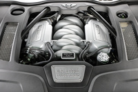 ベースから数えると、実に60年近くにわたり使い続けている6.75リッターV8 OHV 16バルブユニット。英国風には6 3/4リッターと呼ぶ。