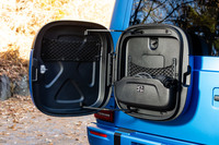 リアにはスペアタイヤに代えて収納ボックスを背負っている。パンク時は修理キットで対応することになる(車内に積んである)。