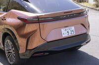 左右ひとつながりの細身のリアコンビランプが重心を低く感じさせる。リアフェンダー後部の複雑な造形がすさまじい。